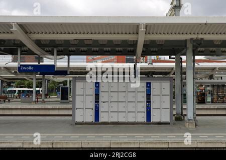 Gepäckschließfächer von ProRail auf dem Bahnsteig am Bahnhof Zwolle. Stockfoto