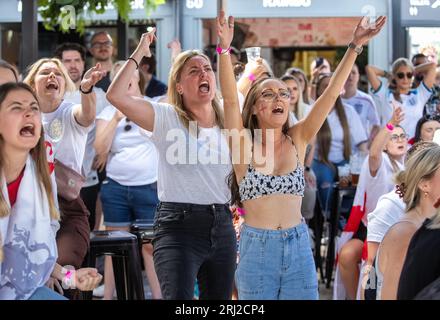 © Jeff Moore England Fußballfans im Boxpark in Shoreditch in London feiern Englands Torhüterin Mary Earps in der FIFA den Elfmeter gegen Spanien Stockfoto