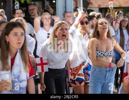 © Jeff Moore England Fußballfans im Boxpark in Shoreditch in London feiern Englands Torhüterin Mary Earps in der FIFA den Elfmeter gegen Spanien Stockfoto