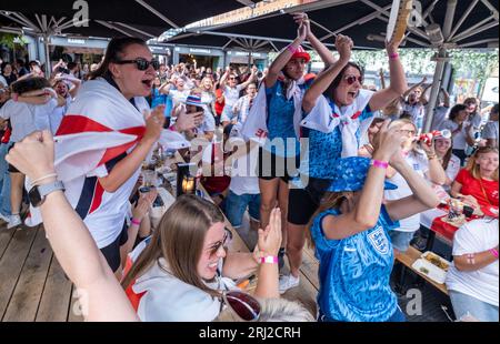 © Jeff Moore England Fußballfans im Boxpark in Shoreditch in London feiern Englands Torhüterin Mary Earps in der FIFA den Elfmeter gegen Spanien Stockfoto