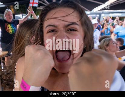 © Jeff Moore England Fußballfans im Boxpark in Shoreditch in London feiern Englands Torhüterin Mary Earps in der FIFA den Elfmeter gegen Spanien Stockfoto