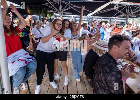 © Jeff Moore England Fußballfans im Boxpark in Shoreditch in London feiern Englands Torhüterin Mary Earps in der FIFA den Elfmeter gegen Spanien Stockfoto