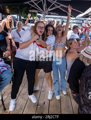 © Jeff Moore England Fußballfans im Boxpark in Shoreditch in London feiern Englands Torhüterin Mary Earps in der FIFA den Elfmeter gegen Spanien Stockfoto