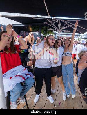 © Jeff Moore England Fußballfans im Boxpark in Shoreditch in London feiern Englands Torhüterin Mary Earps in der FIFA den Elfmeter gegen Spanien Stockfoto