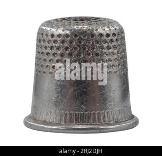 Fingerhut zum Schneiden und Nähen auf weißem Hintergrund Nahaufnahme. Nähzubehör Stockfoto