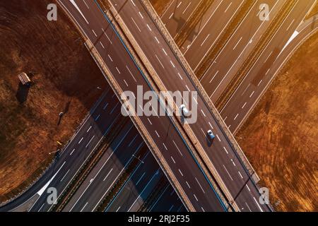 Luftaufnahme von Autos auf der Autobahnüberführung von Drohnen-pov, direkt darüber Stockfoto