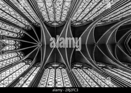 Monumentales Interieur der Sainte-Chapelle mit Buntglasfenstern, obere Ebene der königlichen Kapelle im gotischen Stil. Palais de la Cite, Paris, Frankreich. Schwarzweißfotografie. Stockfoto