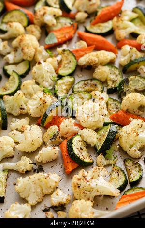 Verschiedene Gemüsesorten auf einer Pfanne gebraten, Blumenkohl, Zucchini und Karotten mit Kräutern, Beilage Rezept Stockfoto