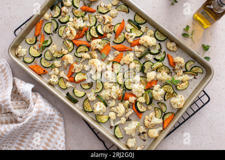 Verschiedene Gemüsesorten auf einer Pfanne gebraten, Blumenkohl, Zucchini und Karotten mit Kräutern, Beilage Rezept Stockfoto