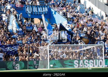 Reggio Emilia, Italien. August 2023. Fans von Atalanta während der US Sassuolo vs Atalanta BC, italienische Fußball-Serie A Spiel in Reggio Emilia, Italien, 20. August 2023 Credit: Independent Photo Agency/Alamy Live News Stockfoto
