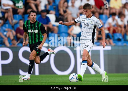 Reggio Emilia, Italien. August 2023. Charles de Ketelaere von Atalanta BC tritt mit Filippo Missori von US Sassuolo während des Fußballspiels der Serie A zwischen US Sassuolo und Atalanta BC um den Ball an. Quelle: Insidefoto di andrea staccioli/Alamy Live News Stockfoto