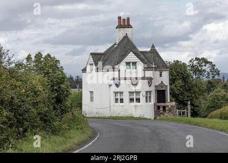 Isle of Bute, Schottland, Großbritannien - 29. Juli 2023 - seltsames altes Haus an der Straßenecke mit Schilden an der Wand Stockfoto