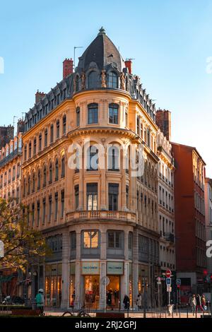 Lyon, Frankreich - 25. Januar 2022: Straßenansicht und Gebäude in Lyon, Rhone-Alps, Frankreich. Stockfoto