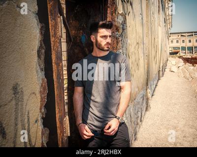 Foto eines Mannes, der beiläufig in einer Tür steht Stockfoto