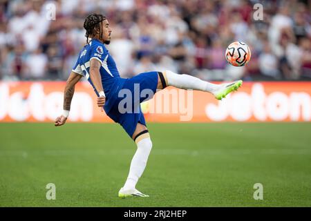 Malo Gusto von Chelsea kontrolliert den Ball während des Premier League-Spiels zwischen West Ham United und Chelsea im London Stadium, Stratford am Sonntag, den 20. August 2023. (Foto: Federico Guerra Maranesi | MI News) Credit: MI News & Sport /Alamy Live News Stockfoto