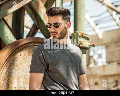 Foto eines stilvollen Mannes mit robustem Bart und trendiger Sonnenbrille Stockfoto