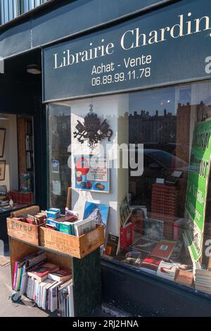 Lyon, Frankreich - 25. Januar 2022: Verkauf gebrauchter Bücher an einem Buchhandelsstand in München, Frankreich. Stockfoto