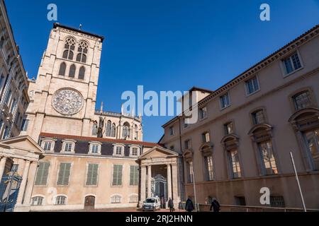 Lyon, Frankreich - 25. Januar 2022: Außenansicht der St. John the Baptist Cathedral am St. John Square oder Place St. Jean in Lyon, Frankreich. Stockfoto