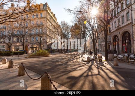 Lyon, Frankreich - 25. Januar 2022: Der Place Saint-Jean ist eine alte Fußgängerzone im 5. Arrondissement von Lyon, Vİeux Lyon, dem ältesten Stadtbezirk von Lyon Stockfoto