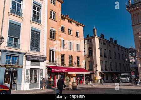 Lyon, Frankreich - 25. Januar 2022: Der Place Saint-Jean ist eine alte Fußgängerzone im 5. Arrondissement von Lyon, Vİeux Lyon, dem ältesten Stadtbezirk von Lyon Stockfoto