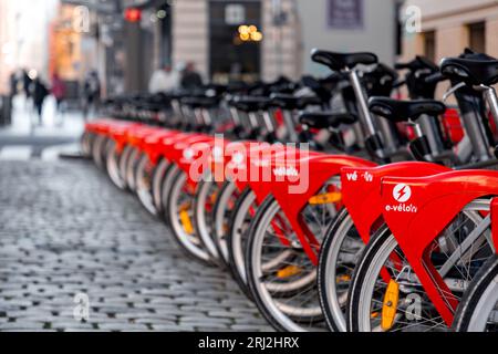 Lyon, Frankreich - 25. Januar 2022: Reihe geparkter Velov-Fahrräder, Mieträder in Lyon, Frankreich. Stockfoto