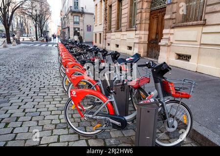 Lyon, Frankreich - 25. Januar 2022: Reihe geparkter Velov-Fahrräder, Mieträder in Lyon, Frankreich. Stockfoto