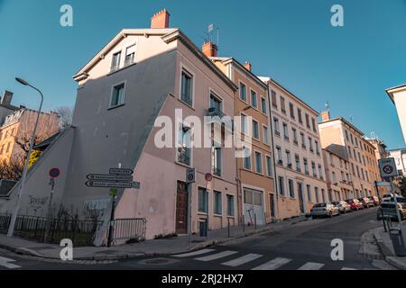 Lyon, Frankreich - 25. Januar 2022: Straßenansicht und Gebäude in Lyon, Rhone-Alps, Frankreich. Stockfoto