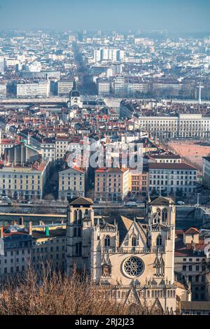 Lyon, Frankreich - 25. Januar 2022: Panoramaaussicht auf Lyon vom Fourviere Hill. Stockfoto