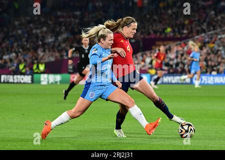 Sydney, Australien. August 2023. Lauren May Hanp (L) von der englischen Fußballmannschaft der Frauen und Irene Paredes Hernandez (R) von der spanischen Fußballmannschaft der Frauen, die während des Finalspiels der FIFA Frauen-Weltmeisterschaft 2023 zwischen Spanien und England im Stadion Australien in Sydney gesehen wurden. Endstand Spanien 1:0 England Credit: SOPA Images Limited/Alamy Live News Stockfoto