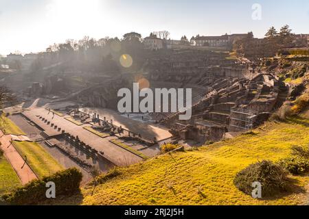 Lyon, Frankreich - 25. Januar 2022: Das Odeon von Lyon ist ein kleines römisches Theater in der Nähe des Gipfels des Fourviere-Hügels in Lyon. Stockfoto