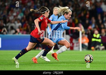 Sydney, Australien. August 2023. Aitana Bonmatí Conca (L) von der spanischen Fußballfrauenmannschaft und Lauren May Hanp (R) von der englischen Fußballfrauenmannschaft werden während des Finalspiels der FIFA Frauen-Weltmeisterschaft 2023 zwischen Spanien und England im Stadion Australien in Sydney, Australien, gesehen. Endstand Spanien 1:0 England Credit: SOPA Images Limited/Alamy Live News Stockfoto