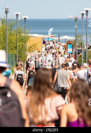 Gdansk Strand Menschenmenge Strandbesucher am Eingang zum Plaża Stogi Gdańsk oder Stogi Beach, Europa, EU Stockfoto