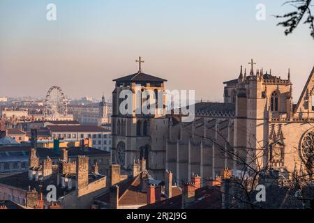 Lyon, Frankreich - 25. Januar 2022: Außenansicht der St. John the Baptist Cathedral am St. John Square oder Place St. Jean in Lyon, Frankreich. Stockfoto