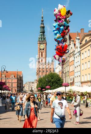 Lebhafter Blick auf Danzig auf das Rathaus und Touristen in Dlugi Targ in der Altstadt von Danzig, Polen, Europa, EU Stockfoto