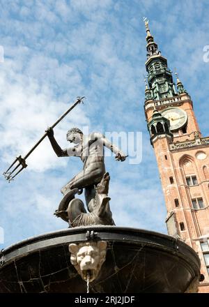 Neptuns Brunnen Statue und das HauptRathaus in Dlugi Targ, Altstadt von Danzig, Polen, Europa, EU Stockfoto