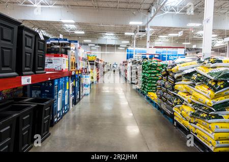 Das Innere von Sam's Club Store mit großen Schüttgütern im Gang Stockfoto