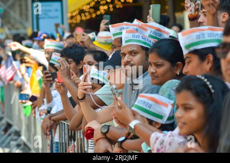 New York, Usa. August 2023. New Yorker kommen in großer Zahl heraus, um die jährliche Indian Day Parade entlang der Madison Avenue in New York City zu sehen. Quelle: Ryan Rahman/Alamy Live News Stockfoto