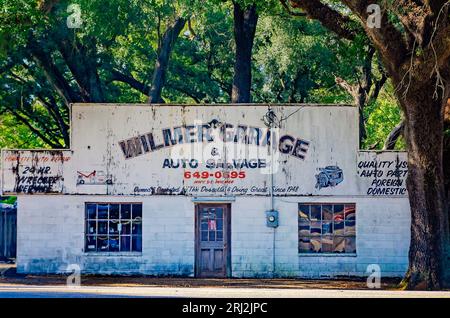 Wilmer Garage & Auto Salvage ist abgebildet, 16. August 2023, in Wilmer, Alabama. Die Autowerkstatt wurde 1948 eröffnet und ist heute noch in Betrieb. Stockfoto