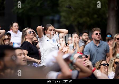 London, Großbritannien. August 2023. Fußballfans versammeln sich auf dem Old Spitalfields Market in London und sehen sich das letzte Spiel der FIFA Frauen-Weltmeisterschaft per Livestream auf einer Großleinwand an. Die Lionesses wollen die zweite große Trophäe nach Hause nehmen, nachdem sie letztes Jahr das Spiel der Frauen-Euro gewonnen haben. Im letzten Spiel verlor er jedoch gegen Spanien um 0:1 Uhr. Quelle: SOPA Images Limited/Alamy Live News Stockfoto