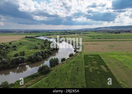 Malerischer Blick auf den mäandernden Mures-Fluss im Siebenbürgischen Becken Rumäniens Stockfoto