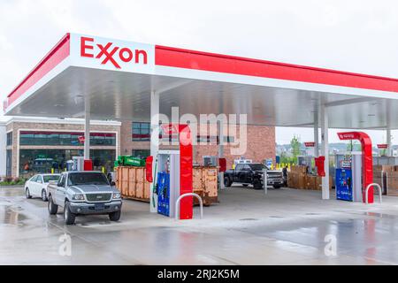 Maryville, Tennessee, USA – 3. August 2023: Horizontale Aufnahme eines Exxon Service Station Convenience Stores im Bau mit Kopierraum Stockfoto