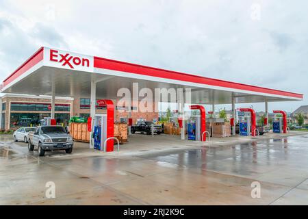 Maryville, Tennessee, USA – 3. August 2023: Horizontale Aufnahme eines Exxon Service Station Convenience Stores im Bau. Stockfoto