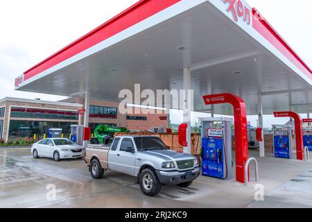 Maryville, Tennessee, USA – 3. August 2023: Horizontale Aufnahme eines Exxon Service Station Convenience Stores im Bau. Stockfoto