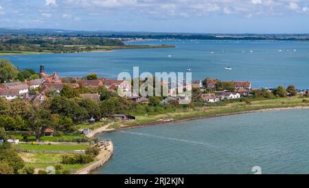 Drohnen-Blick auf Langstone im Stadtteil Havant. Lokale Sehenswürdigkeiten entlang der Straße, die zur Hayling Island Bridge führt. Stockfoto