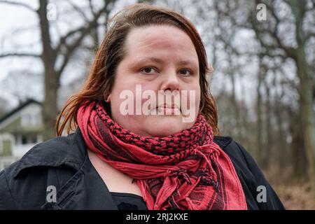 Nahaufnahme einer Frau in warmer Kleidung Stockfoto