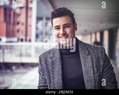 Foto eines schicken Mannes mit Anzug und Rollkragenpullover Stockfoto