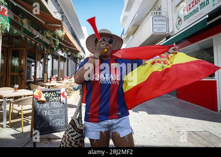 Ibiza, Spanien. August 2023. Spanischer Fan mit dem FC Barcelona Trikot und einer spanischen Flagge vor Beginn der Frauen-Weltmeisterschaft zwischen Spanien und England. Englische Touristen auf der spanischen Insel Ibiza haben sich in verschiedenen Bars in der Gegend von San Antonio versammelt, um das Finale der Frauen-Weltmeisterschaft in Neuseeland zu genießen, die Spanien 1-0 gegen England gewann. Quelle: SOPA Images Limited/Alamy Live News Stockfoto