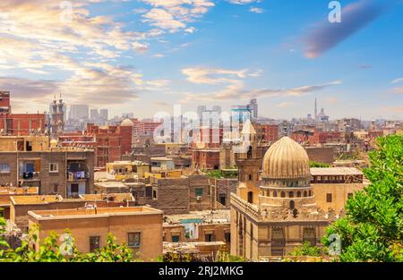 Beliebte Aussicht auf das islamische Kairo, alte Gebäude und Moscheen der Stadt Ägypten Stockfoto
