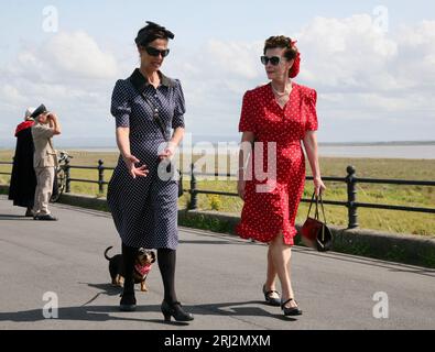 Zwei wunderschöne Damen schlendern am Sonntag, den 20., entlang der Promenade in Lytham St Annes, Lancashire, Vereinigtes Königreich, Europa. August 2023 Stockfoto