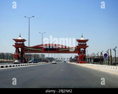 Kairo, Ägypten, Juli 29 2023: Shinzo Abe-Achs-Autobahn in Ägypten mit Fußgängerbrücke im traditionellen japanischen Architekturstil, der Stockfoto